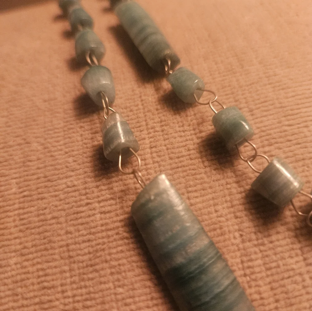 VERY SPECIAL VTG JADE NECKLACE. LARGE HAND CARVED DISC ENCIRCLED IN GOLD . - Picture 4 of 5